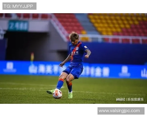 朱辰杰在争顶中展现出色表现助力上海申花力争胜利